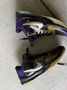 Nike Kobe 5 


 Black, Purple and Gold Low-Top Sneakers